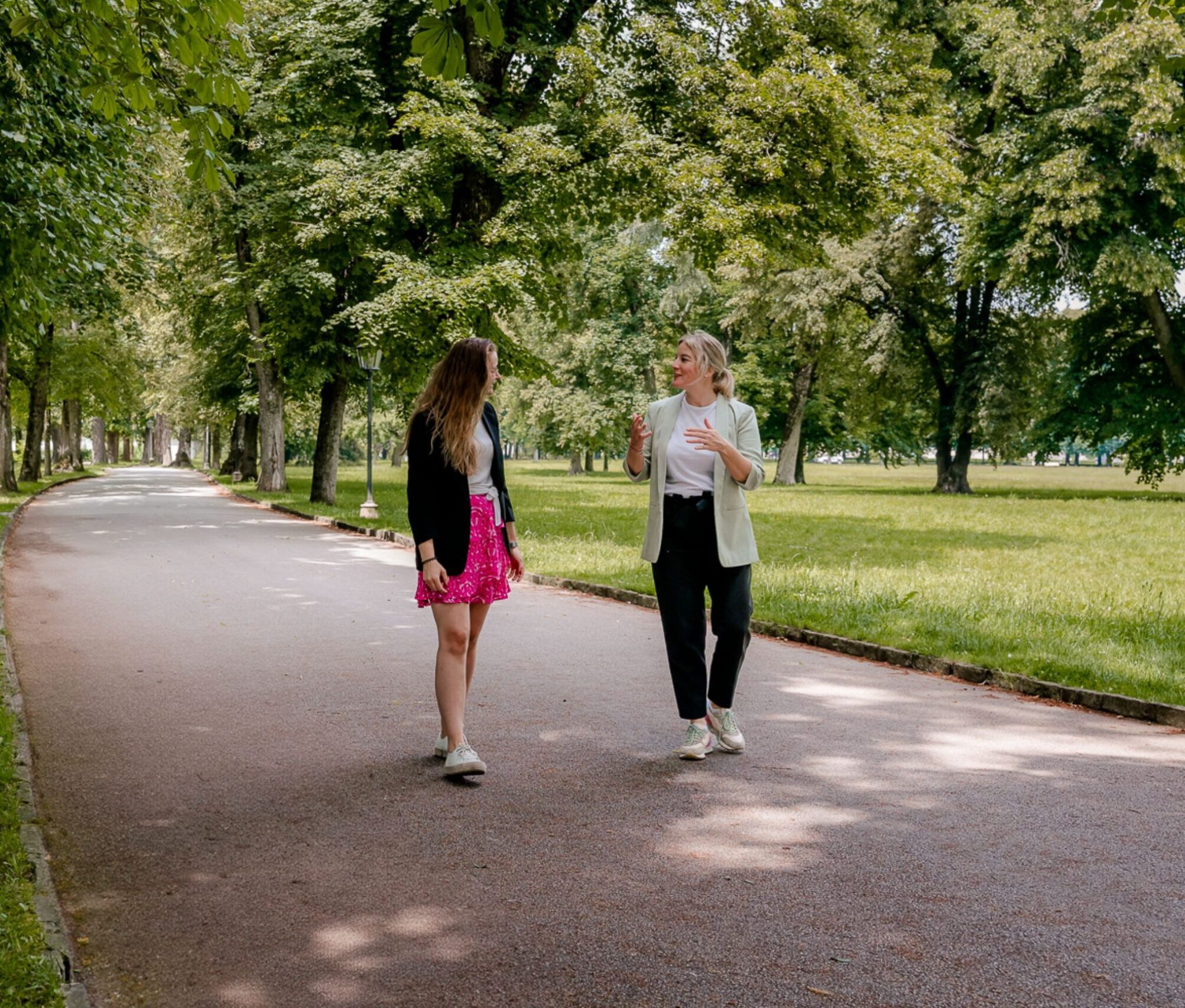 Alexandra Aglas beraet eine Klientin beim Spaziergang