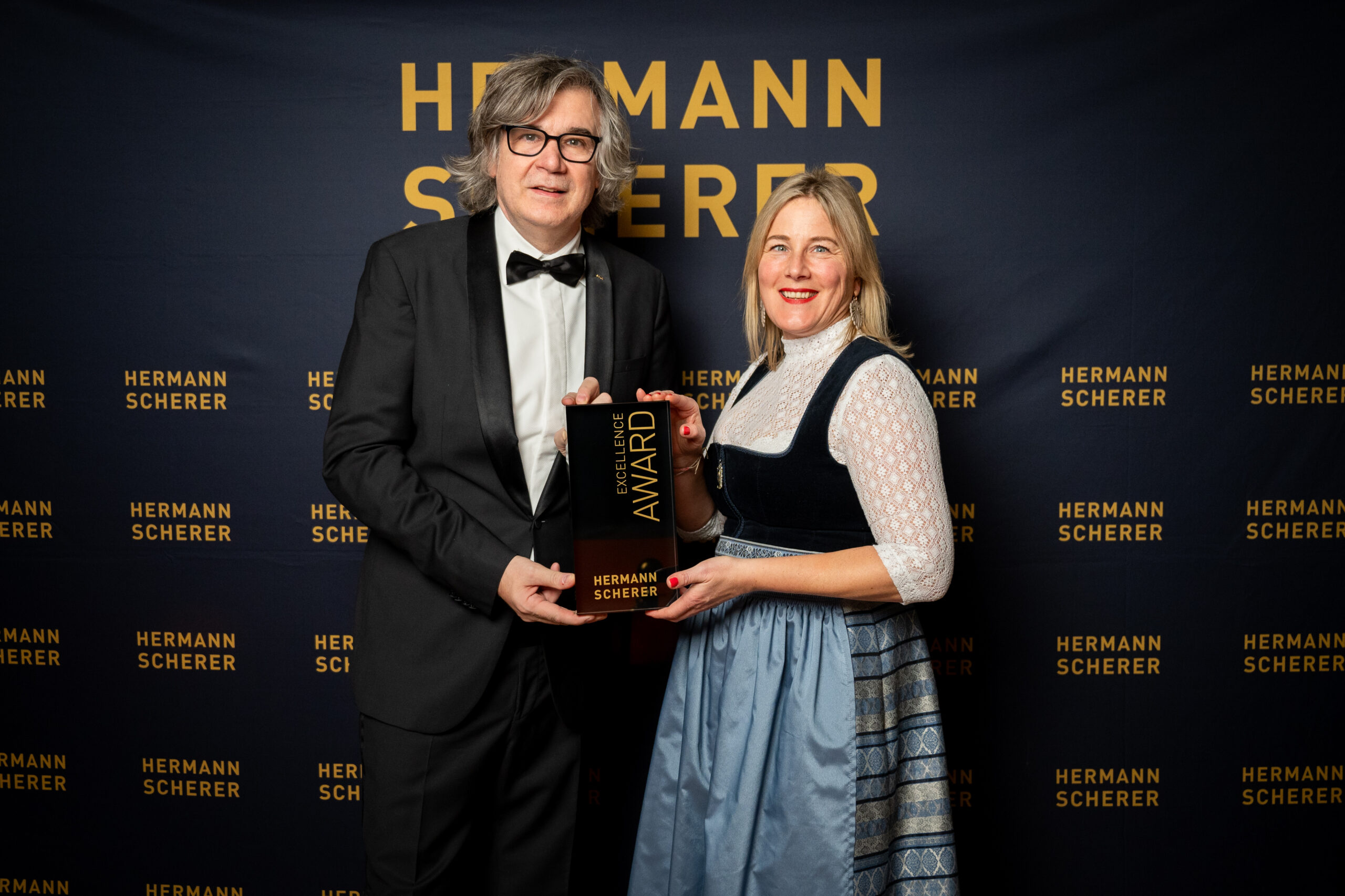 Hermann Scherer ueberreicht Alexandra Aglas einen Award